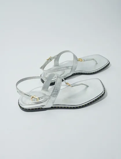 Sandal da đế bằng quai bạc đính logo Maje Clover P37 Bạc