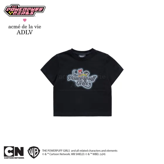 [The Powerpuff Girls X Acmedelavie] Áo Thun Crop ADLV Gradient Curly Logo Đen