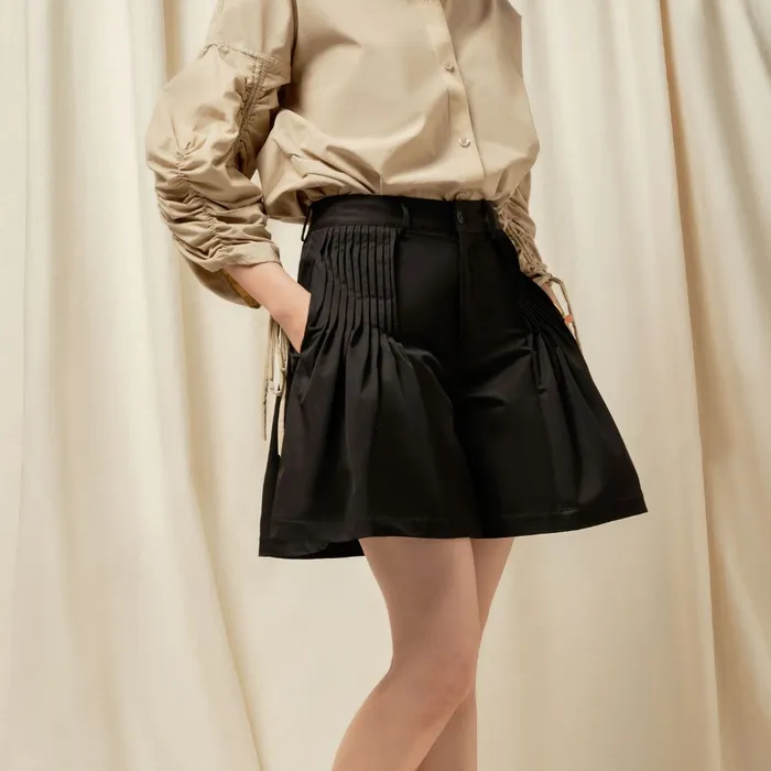 Quần shorts xếp ly