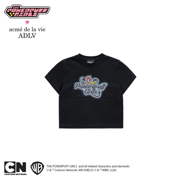 [The Powerpuff Girls X Acmedelavie] Áo Thun Crop ADLV Gradient Curly Logo Đen