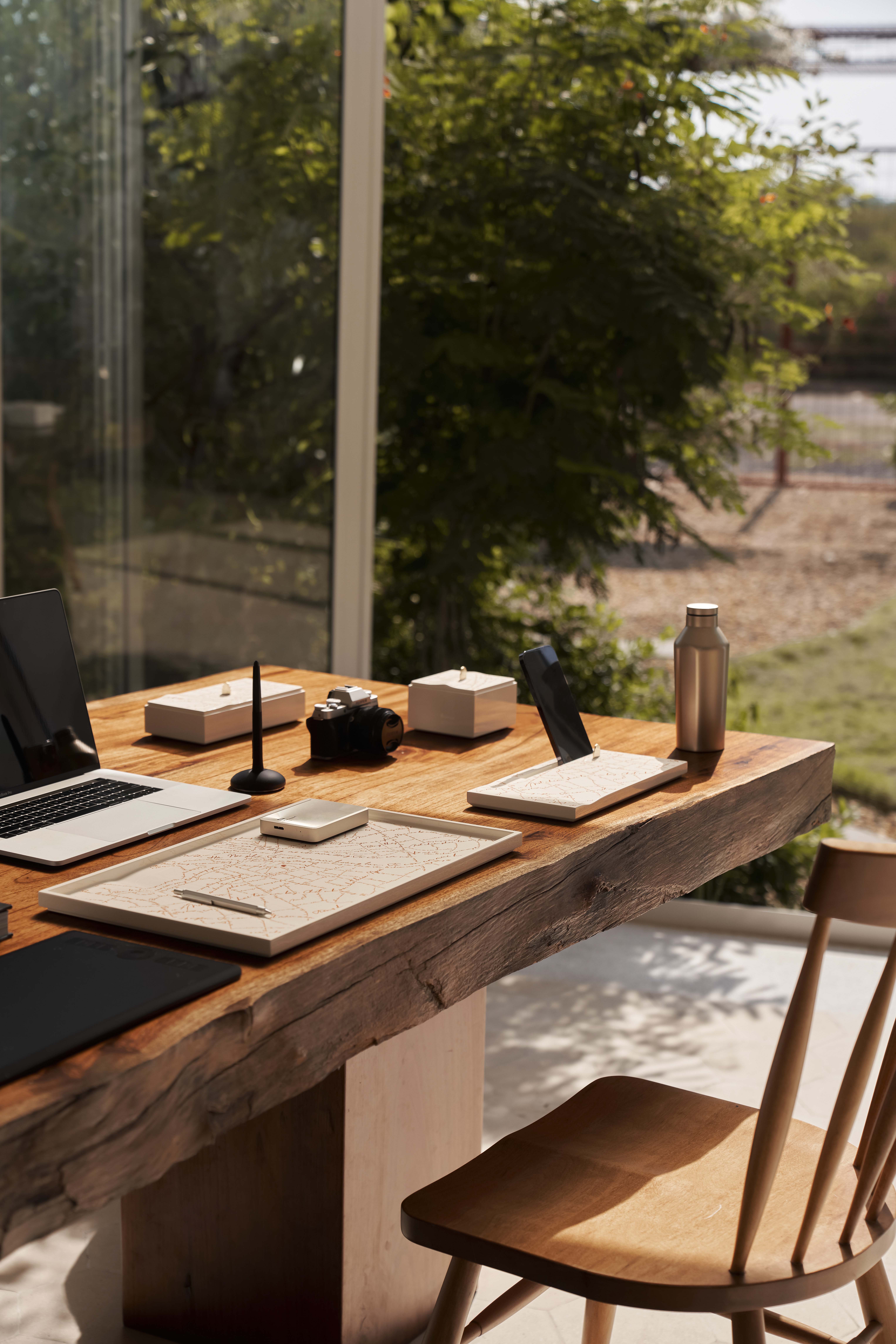 FLÂNEUR - WHERE MELODIES EMBRACE THE ART OF LACQUER